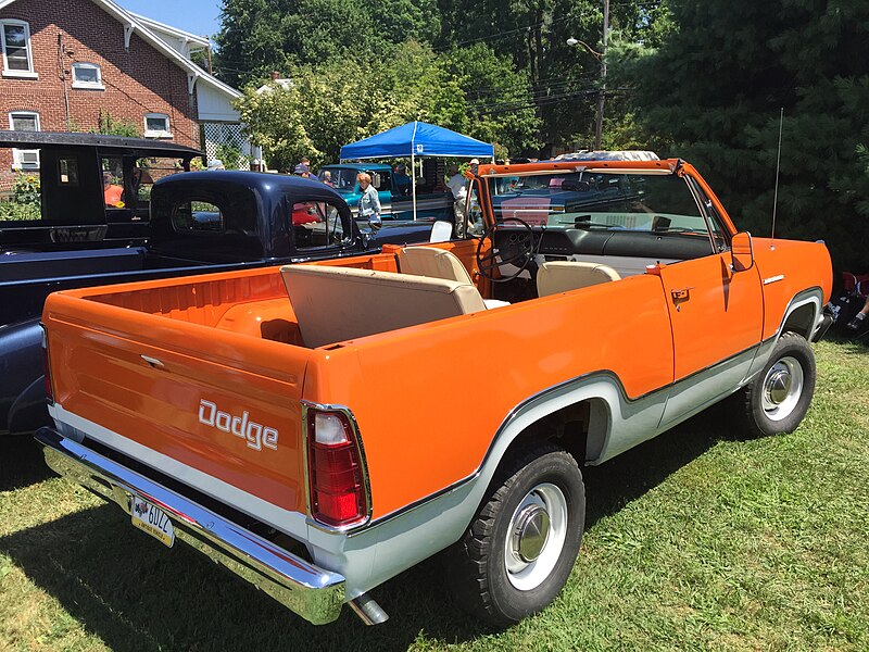 File:1974 Dodge Ramcharger topless SUV at 2015 Macungie show 2of2.jpg