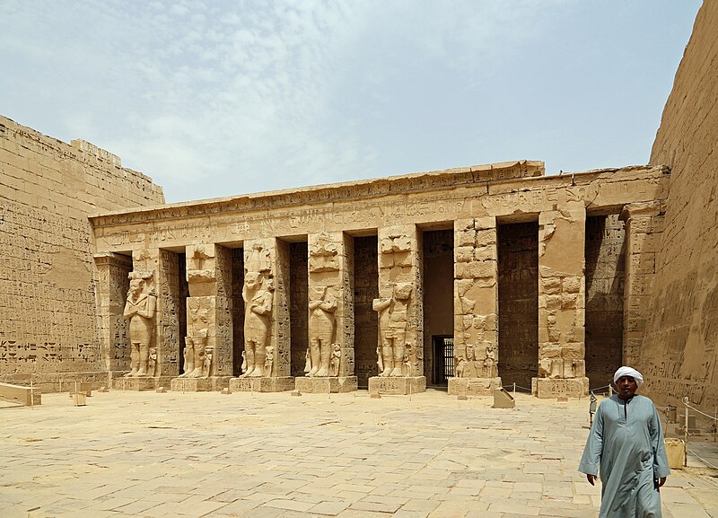 File:1st Courtyard Medinet Habu R02.jpg