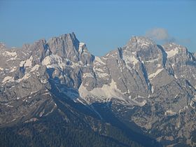 Kilátás az Östliche Karwendelspitze-re (bal oldalon) és a Vogelkarspitze-re (jobb oldalon).