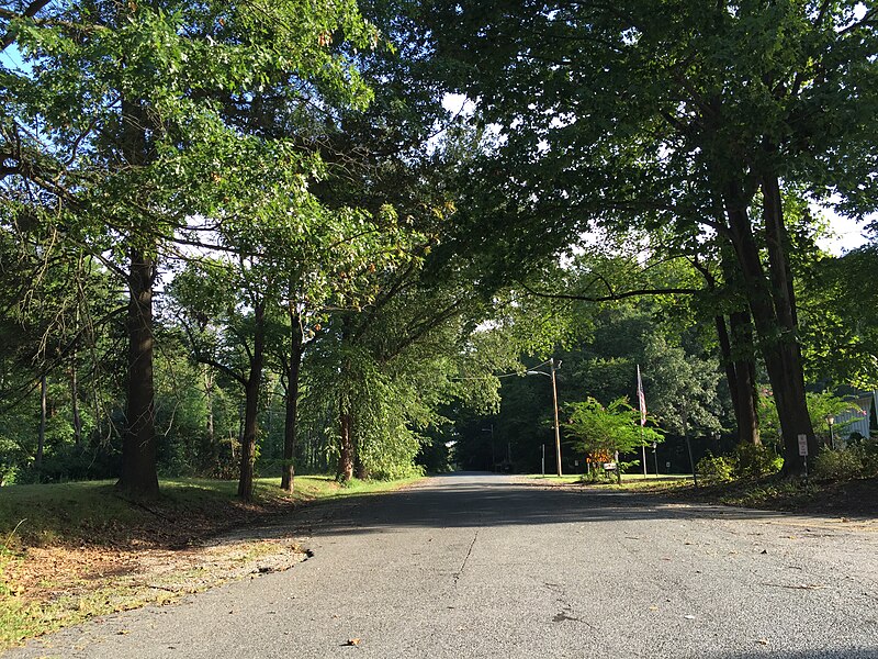 File:2016-09-09 08 56 59 View north along Maryland State Route 976 (Columbian Way) at Maryland State Route 3 (Crain Highway) just east of Bowie in Prince Georges County, Maryland.jpg