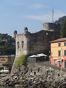 Il castello cinquecentesco a ridosso del mare