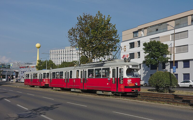 File:2017-07-07 AT Wien 22 Donaustadt, Wagramer Straße, Donau Zentrum, E1 4771+c4 1313 Linie 25 (49662761838).jpg