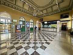 L'intérieur du bâtiment de la gare