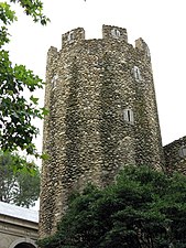 Torre restaurada del segundo recinto.
