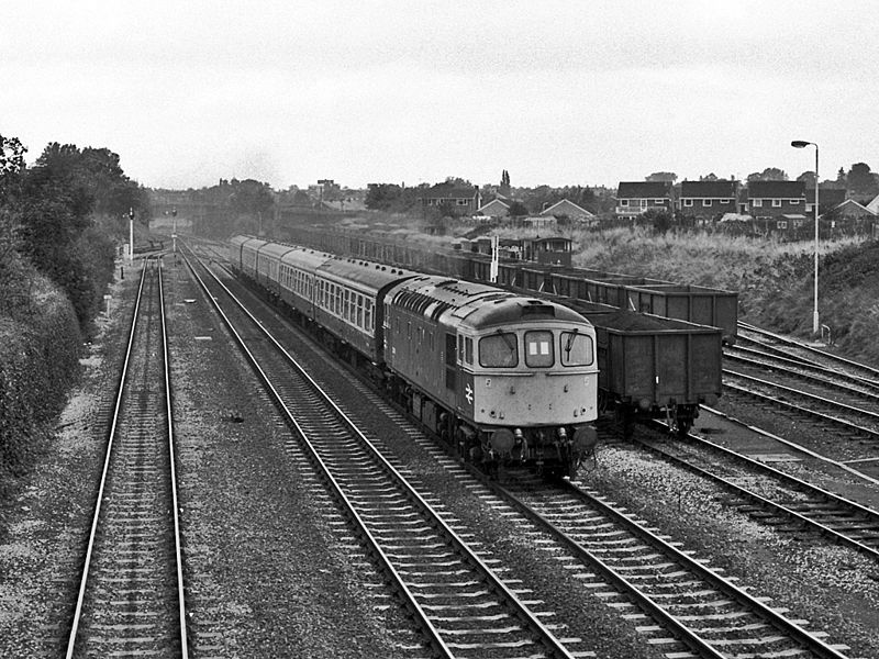 File:33011 at Sutton Bridge Junction.jpg