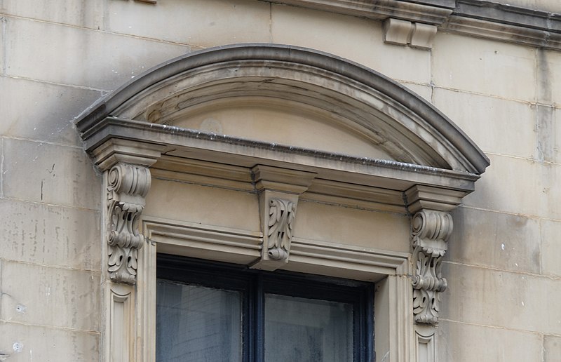 File:935-939 Broadway pediment detail.jpg