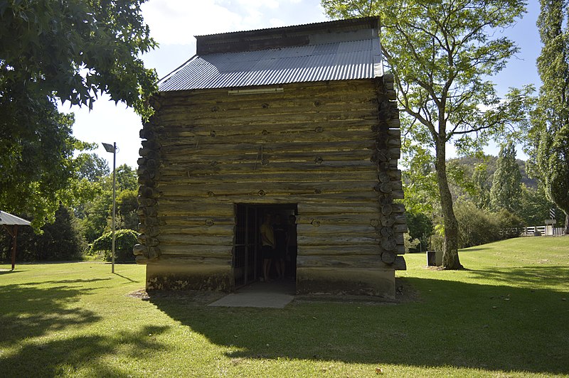 File:A traditional tobacco drying kiln in Myrtleford, Victoria, Australia.jpg