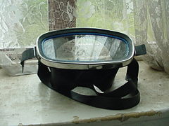 Older diving mask with one big window