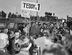 Aankomst Teddy Scholten, winnares Eurovisie Songfestival 1959, uit Cannes op Sc..., Bestanddeelnr 910-2093.jpg