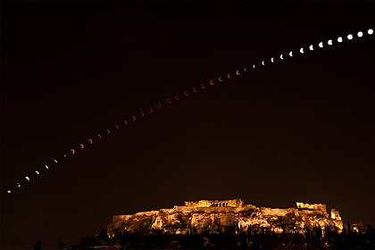 Toda a fase do eclipse lunar de 15 de junho de 2011 durou 100 minutos e está registrada neste composto fotográfico conformado de uma sequência regular de exposições de câmara digital rastreando o disco lunar em um arco sobre a Acrópole de Atenas, Grécia (definição 1 740 × 1 158)