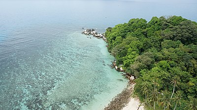 Tampak atas dari Pulau Lengkuas di Belitung