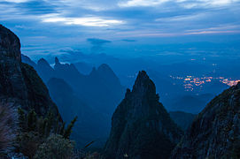 Vườn vương quốc Serra dos Órgãos ở bang Rio de Janeiro, Brazil khi rạng tấp nập thiên văn