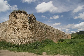 Monastırı əhatə edən qala divarları