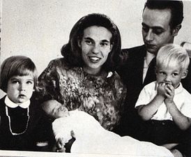 Η Κλωντ με τα παιδιά τους: αριστερά η Μπιάνκα, στη μέση η νεογέννητη Μαφάλντα και δεξιά ο Αϊμόνε.