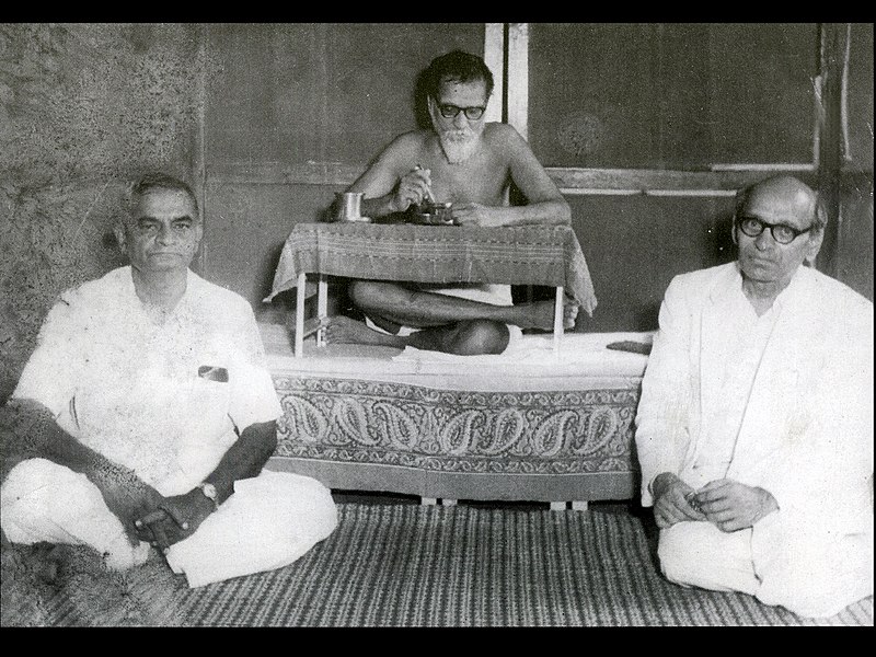 File:Anant Ramachandra Gokhale With Acharya Vinoba Bhave.jpg