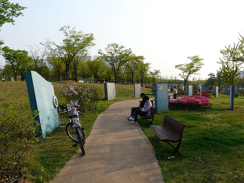 File:Ansan Lake Park Spring 2015 12.JPG