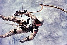Edward White, astronauta da NASA em um passeio espacial através do Programa Espacial Gemini