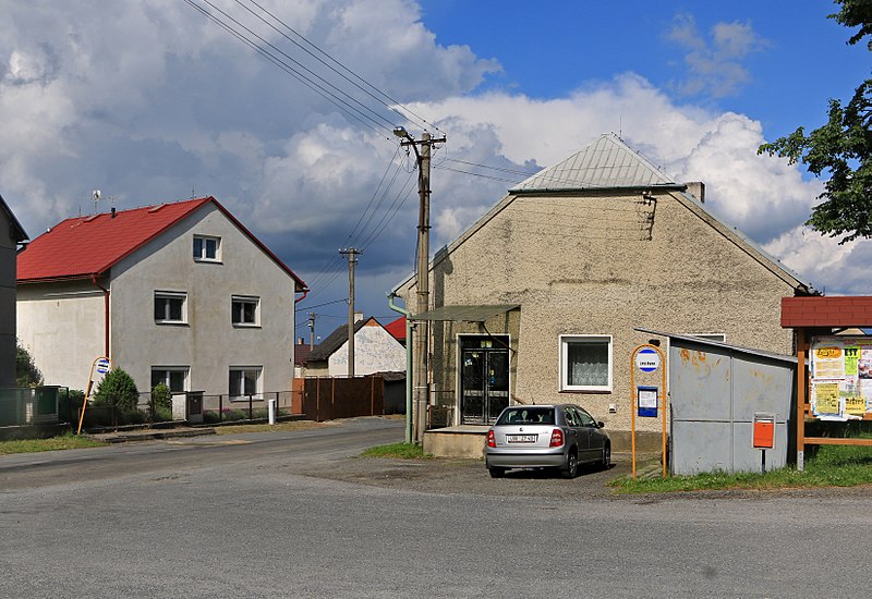 File:Bílá Lhota, Hrabí, bus stop.jpg