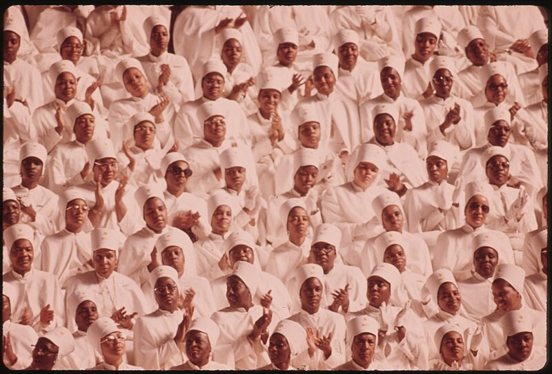 File:BLACK MUSLIM WOMEN DRESSED IN WHITE APPLAUD ELIJAH MUHAMMAD DURING THE DELIVERY OF HIS ANNUAL SAVIOR'S DAY MESSAGE IN... - NARA - 556245.jpg