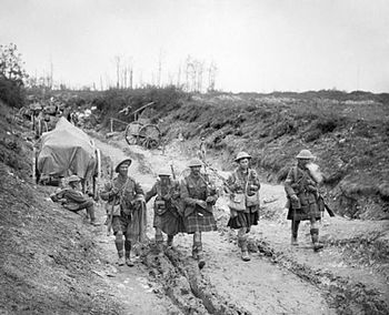 חיילי הדיוויזיה ה-9 הסקוטית של "צבא קיצ'נר" שבים לחפירות לאחר התקפה ובראשם נגן חמת חלילים, 14 ביולי 1916.