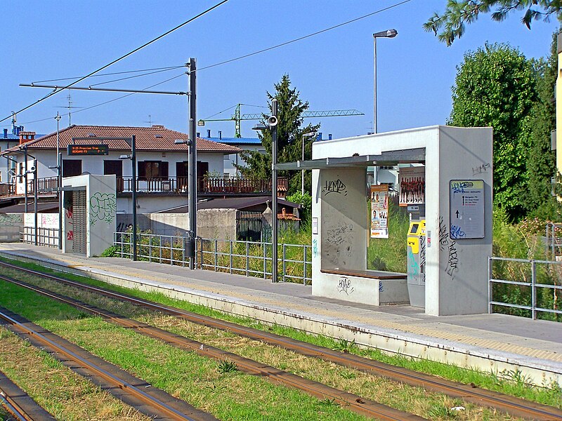 File:Bergamo Bianzana pensiline 20120809.JPG