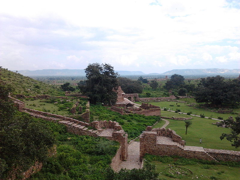 File:Bhangarh fort (most hanting place ) inner view from top of it.jpg