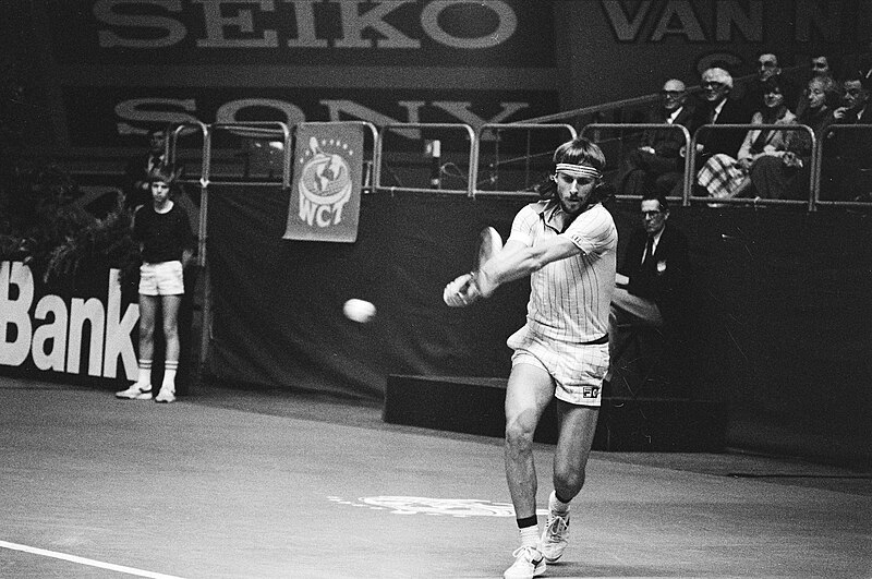 1979年のABN世界テニストーナメントで両手バックハンドショットをプレーするビョルンボルグ Wikipediaより