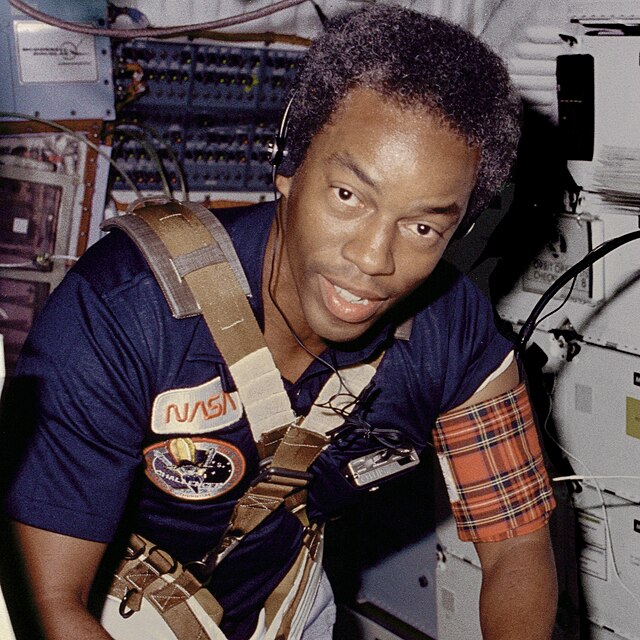 Guion Bluford primeiro afro-americano a ir ao espaço.