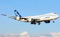 Boeing 747-8 ensilennollaan 8. helmikuuta 2010