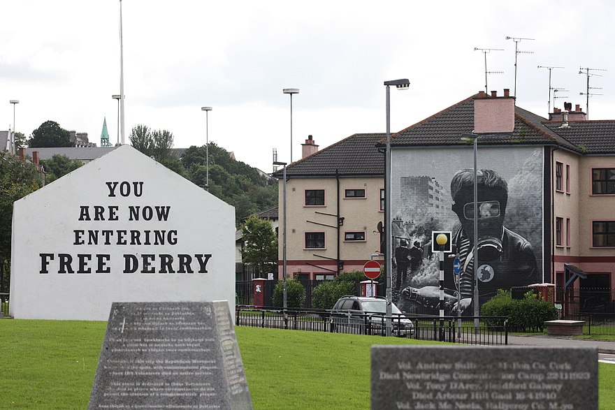 Une peinture murale (mural) républicaine/nationaliste dans le quartier du Bogside à Londonderry, faisant référence à l'histoire de Free Derry, durant le conflit nord-irlandais.
