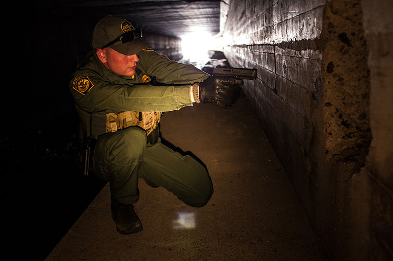 File:Border Patrol Agent in Nogales, Arizona.jpg