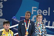 Deutsch: Boxen bei den Olympischen Jugendspielen 2018 Tag 12, 18. Oktober 2018 - Medaillenzeremonie im Leichtgewicht der Mädchen - Gold: Caroline Sara DuBois (Großbritannien), Silber: Porntip Buapa (Thailand), Bronze: Oriana Saputo (Argentinien); Medaillenübergabe durch Habu Gumel (IOC, Nigeria), Geschenkübergabe durch Raymond Silvas (USA, AIBA). English: Boxing at the 2018 Summer Youth Olympics on 18 October 2018 – Girl's Lightweight Medal Ceremony - Gold: Caroline Sara DuBois (Great Britain), Silver: Porntip Buapa (Thailand), Bronze: Oriana Saputo (Argentina); Medal handover by Habu Gumel (IOC, Nigeria), Gift presented by Raymond Silvas (USA, AIBA). Español: Boxeo en los Juegos Olímpicos Juveniles de Verano de 2018 en 18 de octubre de 2018 - Ceremonia de la Medalla de peso ligero para niñas - Oro: Caroline Sara DuBois (Gran Bretaña), Plata: Porntip Buapa (Thailand), Bronce: Oriana Saputo (Argentina); Entrega de medallas por Habu Gumel (COI, Nigeria), Regalo presentado por Raymond Silvas (EE. UU., AIBA).