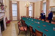 Britský premiér David Cameron a americký ministr zahraničí John Kerry na Downing Street 10 (26873120142).jpg