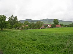 Broumovice, v pozadí Džbány (688 m n. m.).