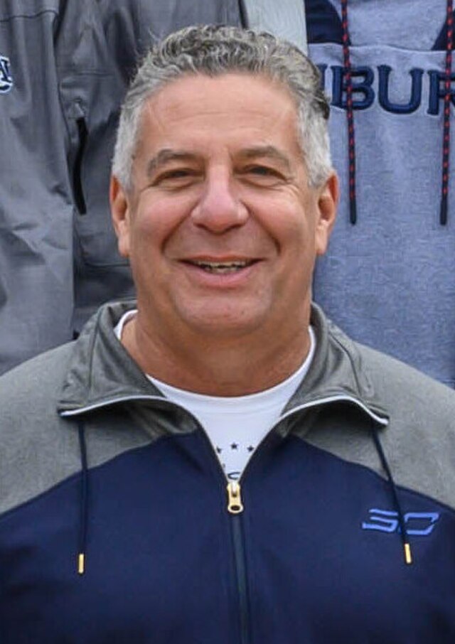 https://upload.wikimedia.org/wikipedia/commons/thumb/1/18/Bruce_Pearl_%28cropped%29.jpg/640px-Bruce_Pearl_%28cropped%29.jpg