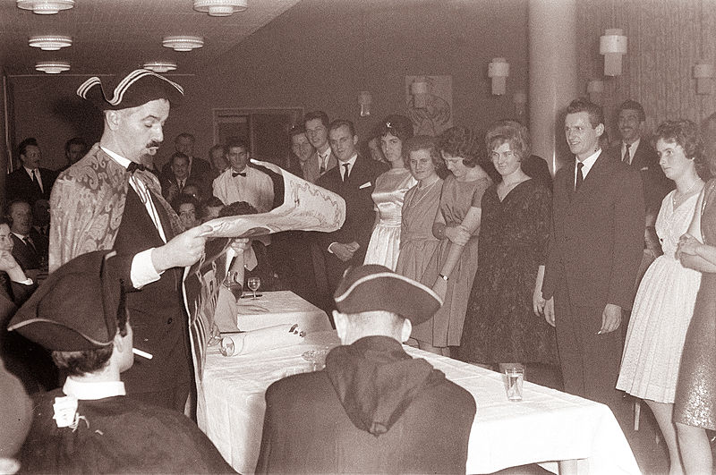File:Brucovanje študentov višje stomatološke šole v Narodnem domu 1961 (2).jpg