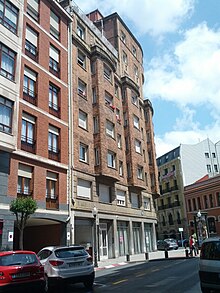 Building with slightly curved window bays (18622010730).jpg