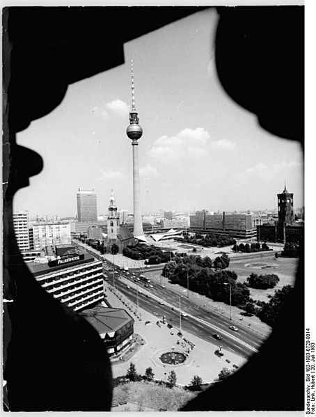 File:Bundesarchiv Bild 183-1983-0720-0014, Berlin, Marienkirche, Fernsehturm.jpg