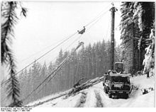 A cable logging setup in Germany (1988). Bundesarchiv Bild 183-1988-0307-007, Gotha, Seilzug zum Holzrucken.jpg