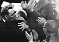 Leonid Brejnev beija o presidente da Alemanha Oriental, Walter Ulbricht.