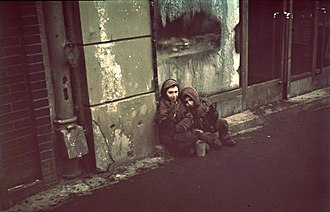 Starving Jewish children, Warsaw Ghetto Bundesarchiv N 1576 Bild-003, Warschau, Bettelnde Kinder.jpg