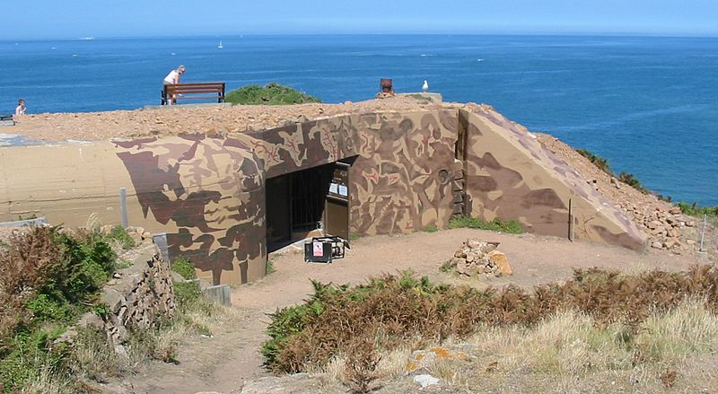 File:Bunker, La Corbiéthe, Jèrri 3.jpg