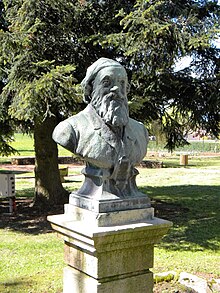 Busto de Bouthier de Rochefort em frente ao asilo construído graças à sua herança (agora EHPAD)