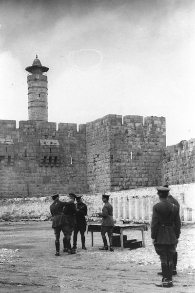 File:CEREMONY AT THE CITADEL (DAVID'S TOWER) IN JERUSALEM AWARDING A MILITARY DECORATION TO FIELD MARSHALL EDMUND HYNMAN ALLENBY. טקס הענקת עיטור צבאי לפיל.jpg