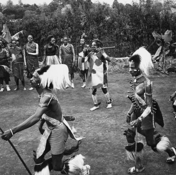 File:COLLECTIE TROPENMUSEUM Een dansvoorstelling van de Village Dancers TMnr 20014324.jpg