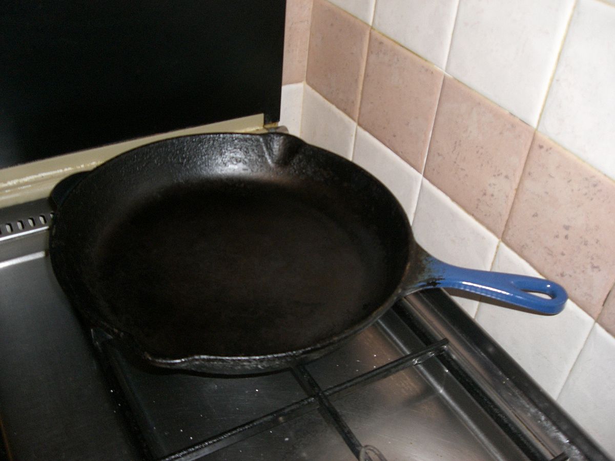 https://upload.wikimedia.org/wikipedia/commons/thumb/1/18/Cast-iron_pan_with_a_blue_handle_-_20060905.jpg/1200px-Cast-iron_pan_with_a_blue_handle_-_20060905.jpg