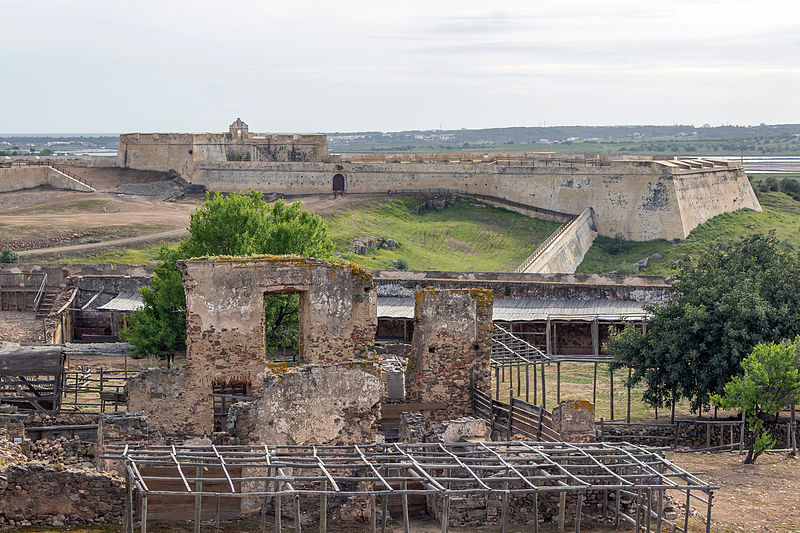 File:Castro Marim Castle Inside 02.jpg