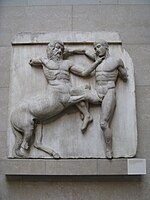 קרב בין קנטאור ולפית חלק מהמטופות של הפרתנון מוצג בשיש אלגין במוזיאון הבריטי