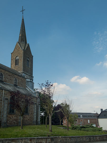 File:Champlon, l'église Saint-Remacle in straatzicht foto5 2014-06-13 10.16.jpg