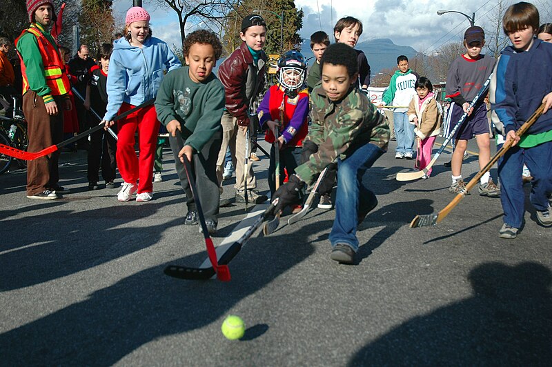 File:Children playing road hockey in Vancouver.jpg